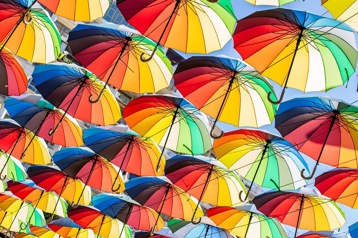 Parasole na lato – jakie kolory i wzory będą najlepsze dla miłośników słonecznych dni?